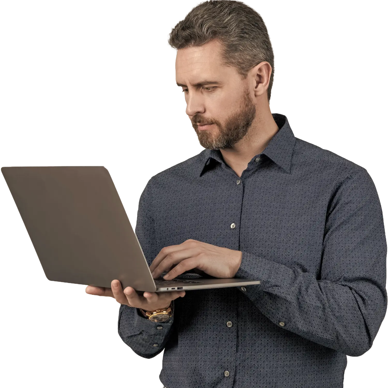 Profissional utilizando notebook com o ecossistema Sophos